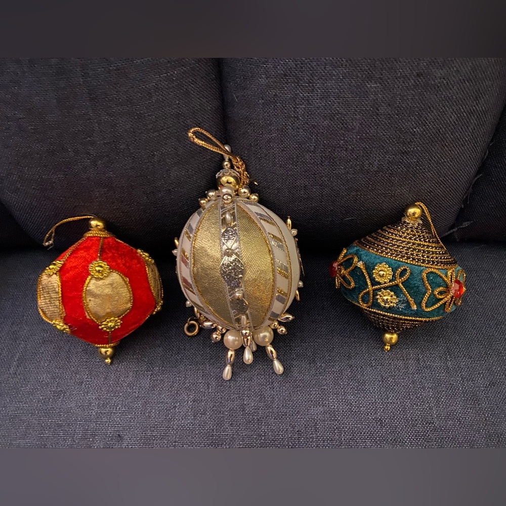 3 Vintage bead velvet satin Christmas ornaments (it)